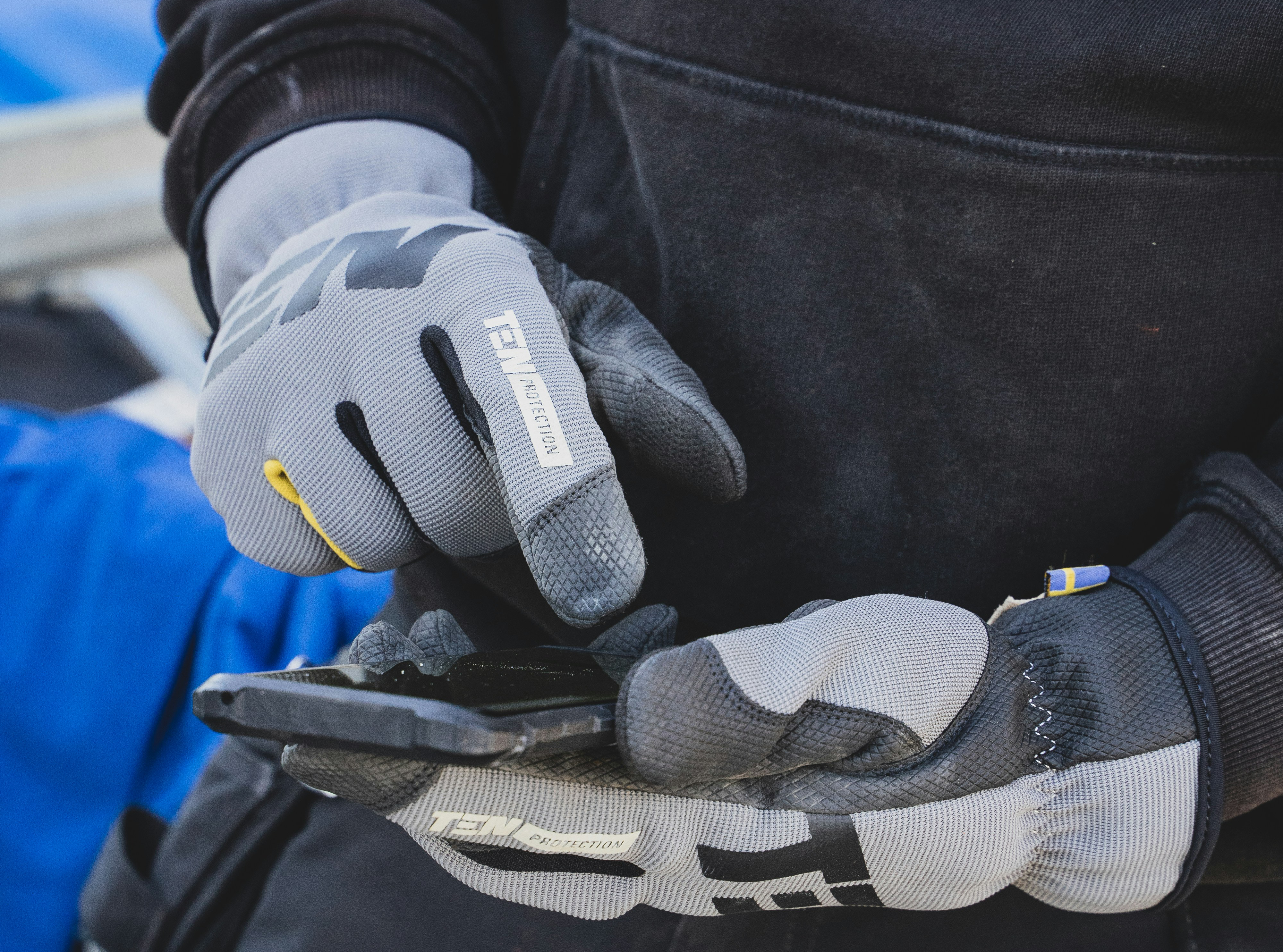 Tradesperson using Total Tradesmen on a phone on site